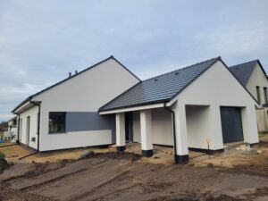 Firma budowlana Poznań - Prízemný dom z dachem dwuspadowym i garażem