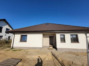 Domy energooszczędne Poznań - Prízemný dom z dachem kopertowym