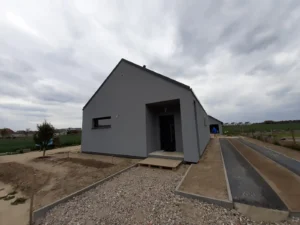 Budowa domów Poznań - Prízemný dom z dachem dwuspadowym i garażem