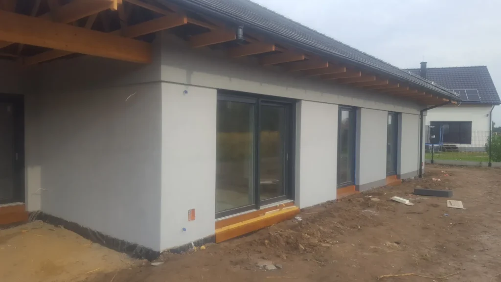 Budowa domów Poznań - dom szkieletowy Prízemný z dachem dwuspadowym i garażem