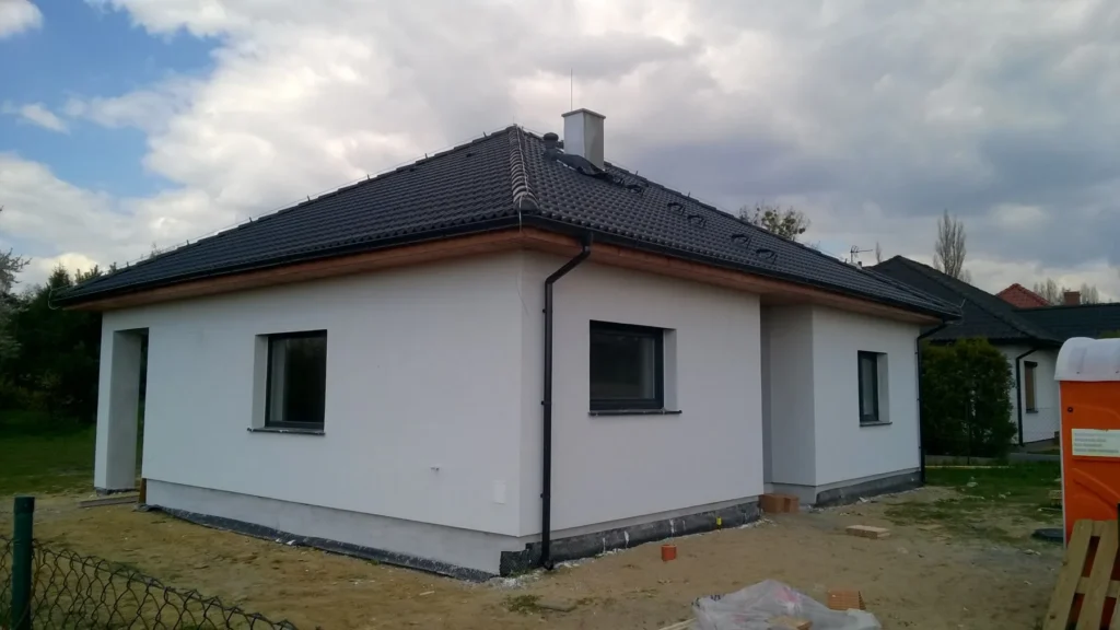 Budowa domów Poznań - Prízemný dom z dachem kopertowym