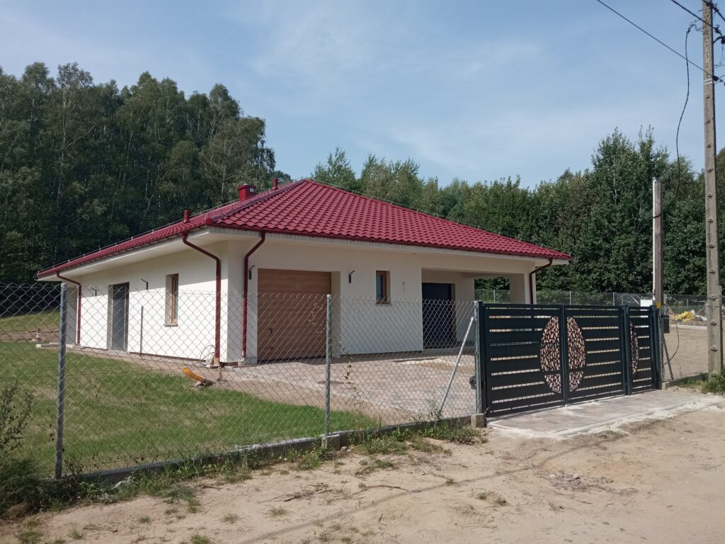 Budowa domów energooszczędnych Łódź - Prízemný dom z dachem kopertowym i garażem