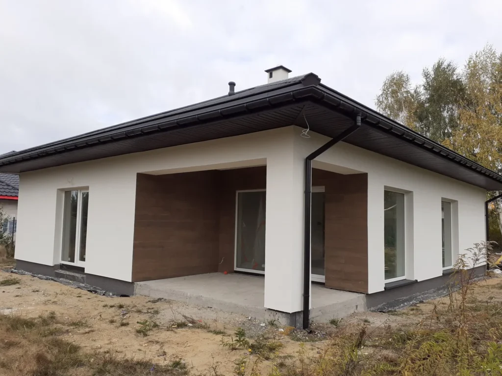 Domy energooszczędne Warszawa - Prízemný dom z dachem kopertowym