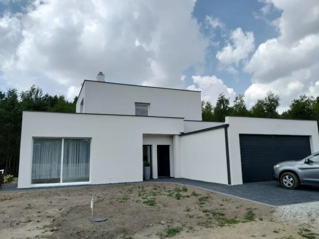 Budowa domów Poznań - dom piętrowy z dachem płaskim i garażem