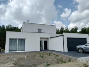 Budowa domów Poznań - dom piętrowy z dachem płaskim i garażem