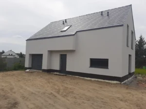 Budowa domów Poznań - dom z poddaszem użytkowym, dachem dwuspadowym i garażem