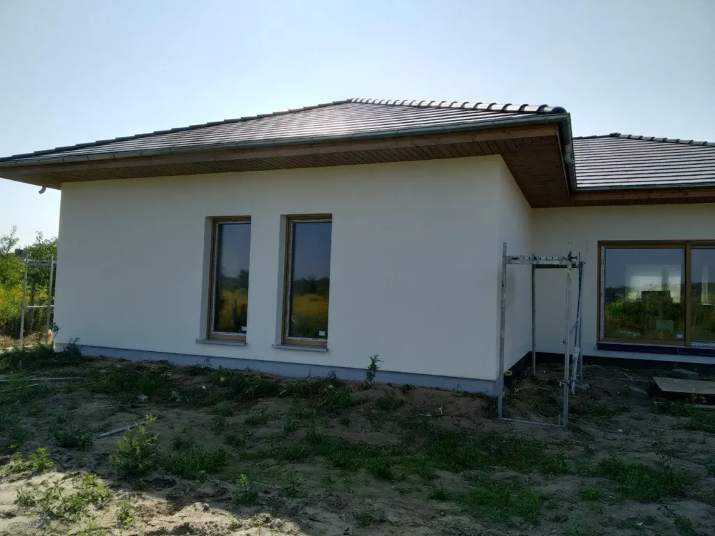 Budowa domów Poznań - Prízemný dom z dachem kopertowym i garażem