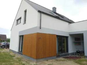 Budowa domów Poznań - dom z użytkowym poddaszem, dachem dwuspadowym i garażem