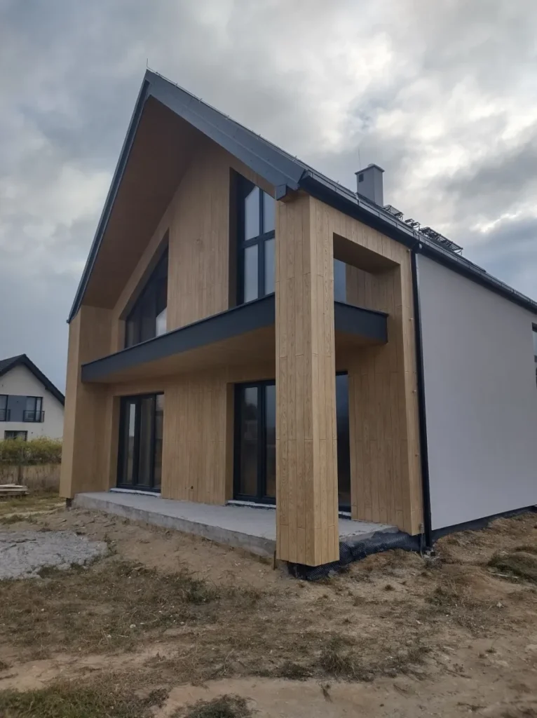 Budowa domów energooszczędnych Trójmiasto - dom z użytkowym poddaszem, dachem dwuspadowym i garażem