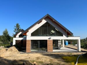 Budowa domów energooszczędnych Trójmiasto - dom z użytkowym poddaszem, dachem dwuspadowym i garażem