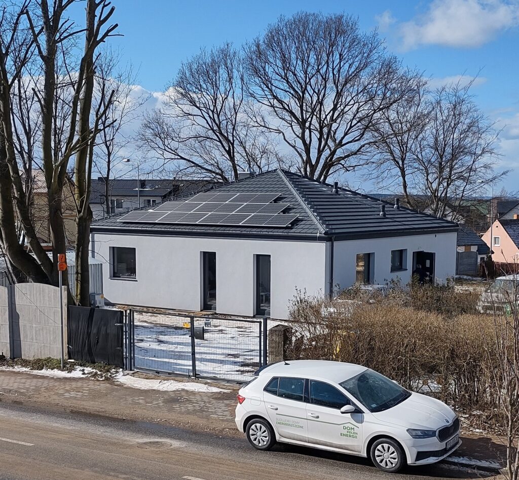 Domy energooszczędne Trójmiasto - Prízemný dom z dachem kopertowym