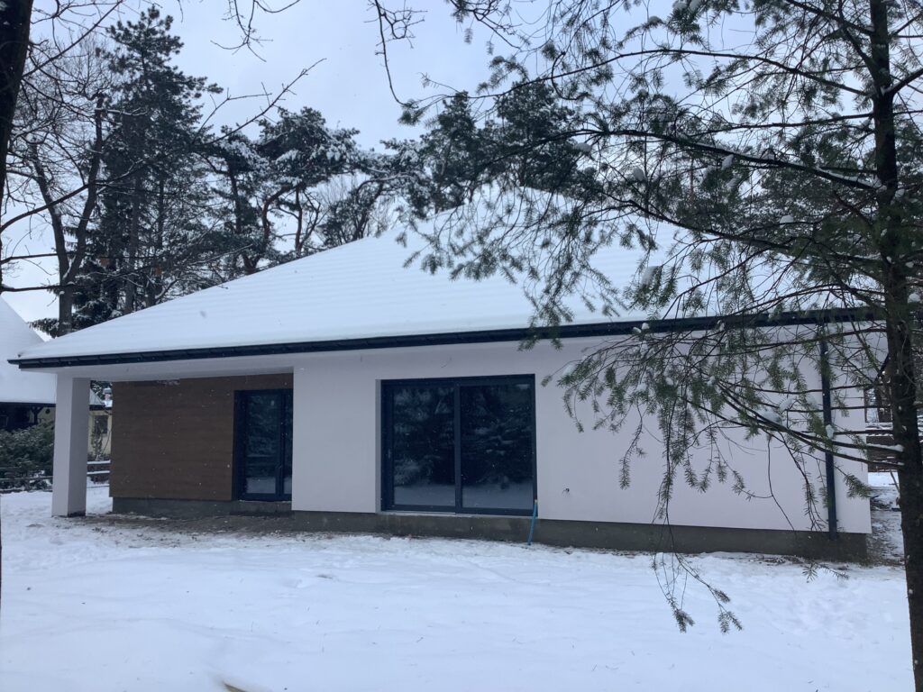 Domy energooszczędne Warszawa - Prízemný dom z dachem kopertowym