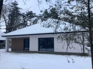 Domy energooszczędne Warszawa - Prízemný dom z dachem kopertowym