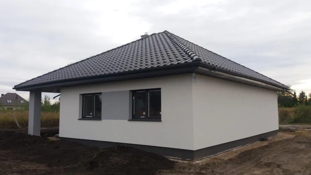 Firma budowlana Poznań - Prízemný dom z dachem kopertowym