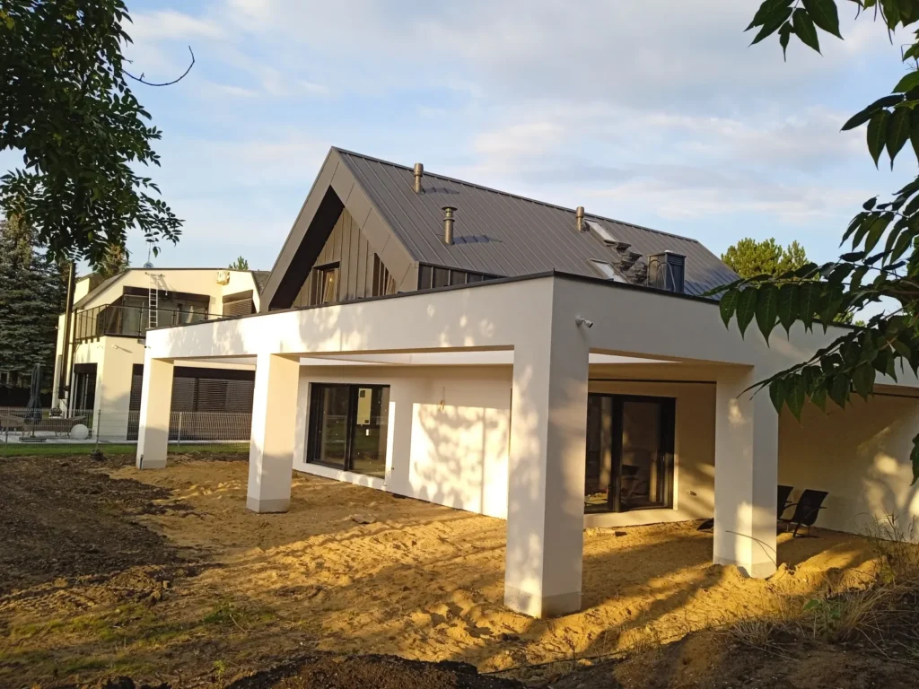 Budowa domów energooszczędnych Wrocław - dom z użytkowym poddaszem, dachem dwuspadowym i garażem