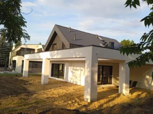 Budowa domów energooszczędnych Wrocław - dom z użytkowym poddaszem, dachem dwuspadowym i garażem